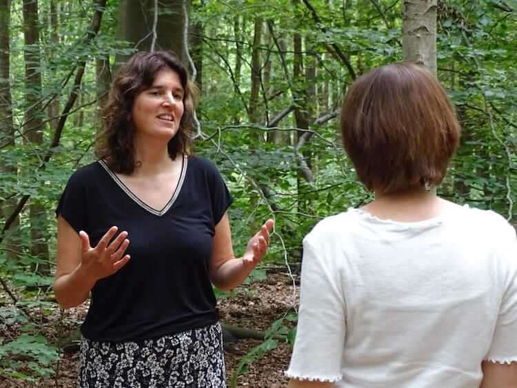 Wandelcoach Ingrid Roovers met klant 2 kopie Wandelcoach Ingrid Roovers met klant pratend